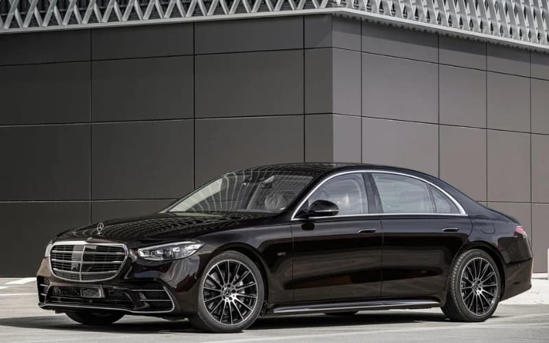 Black Mercedes S550 Premium Sedan for 3 passengers and 2 bags
