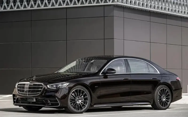 Black-Mercedes-S550-Premium-Sedan-for-3-passengers-and-2-bags